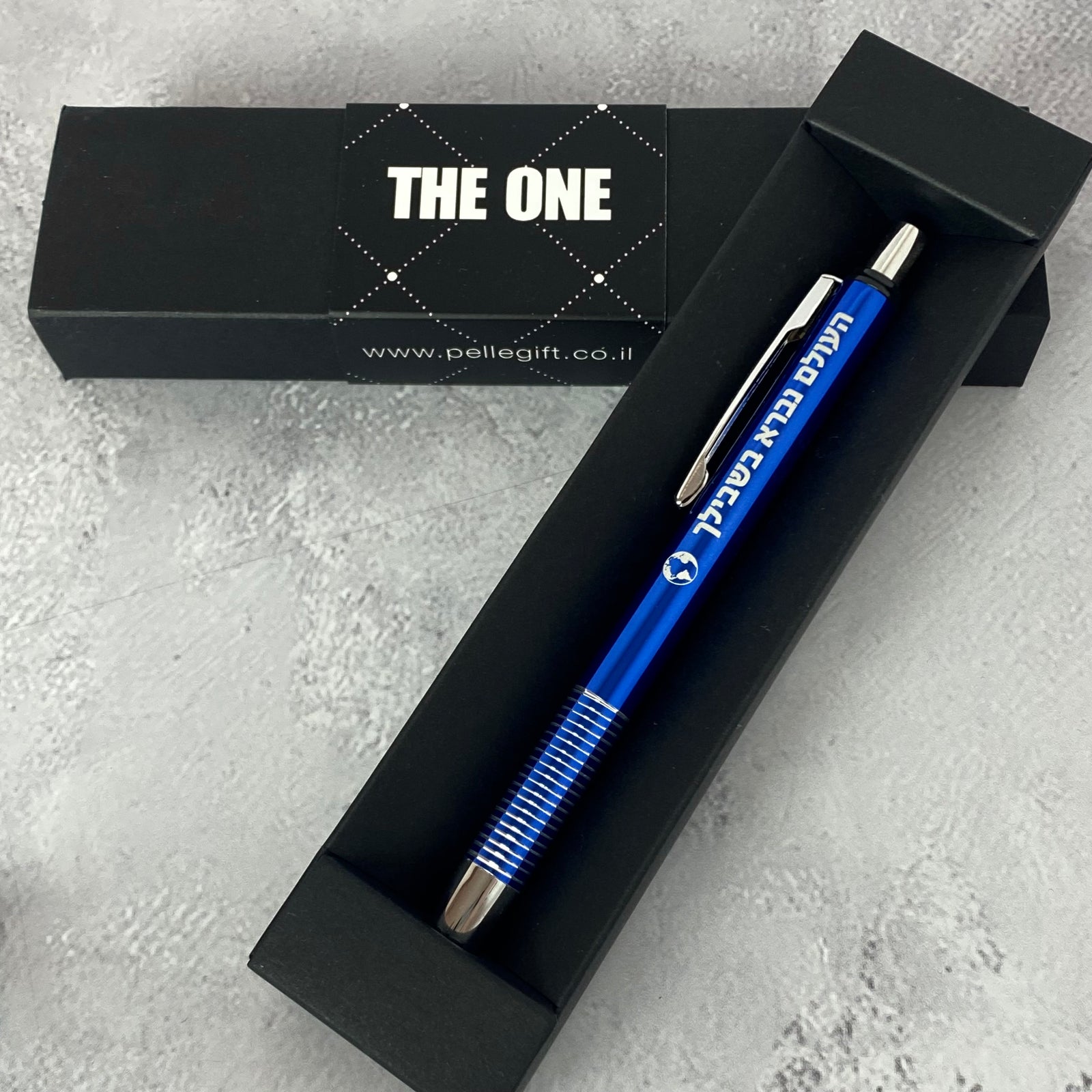 עט | העולם נברא בשבילך כחול