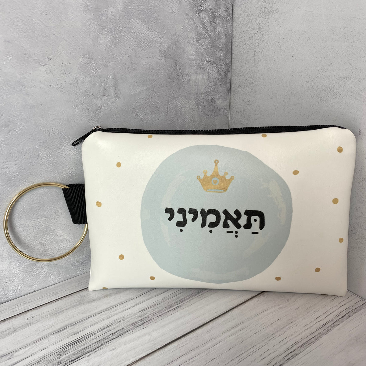 "תיק קלאץ' עם הכיתוב: "תאמיני