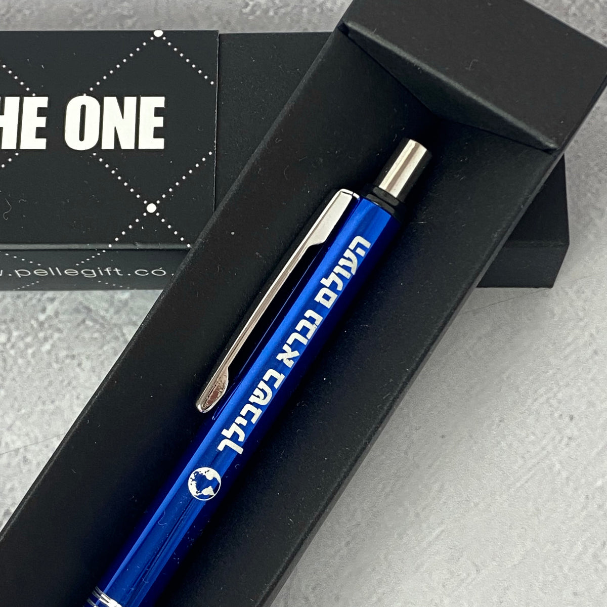 עט | העולם נברא בשבילך כחול