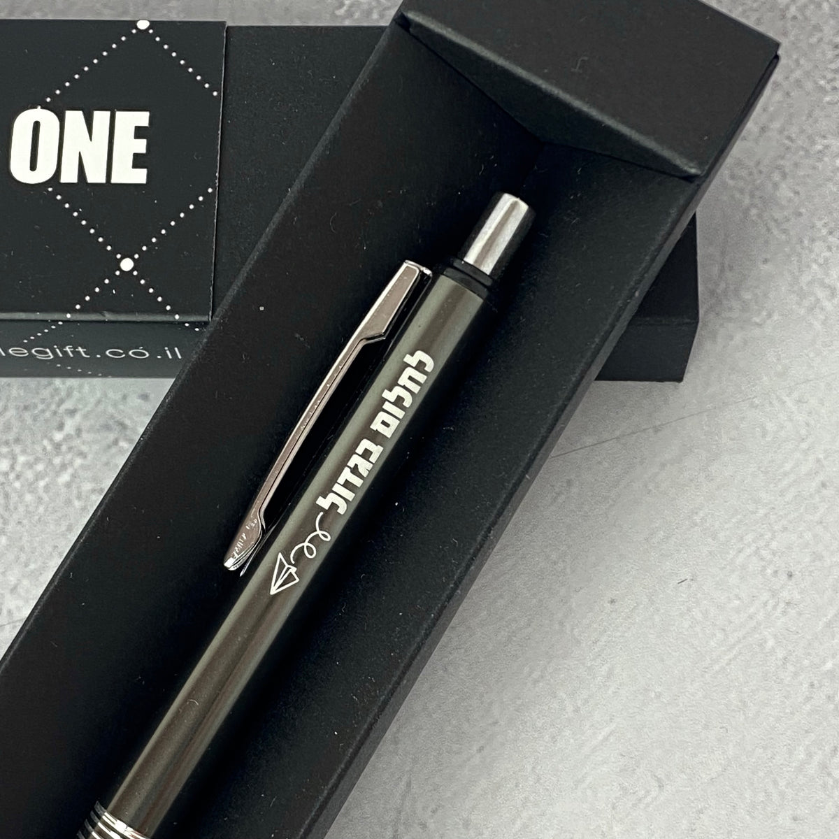 עט | לחלום בגדול כסוף