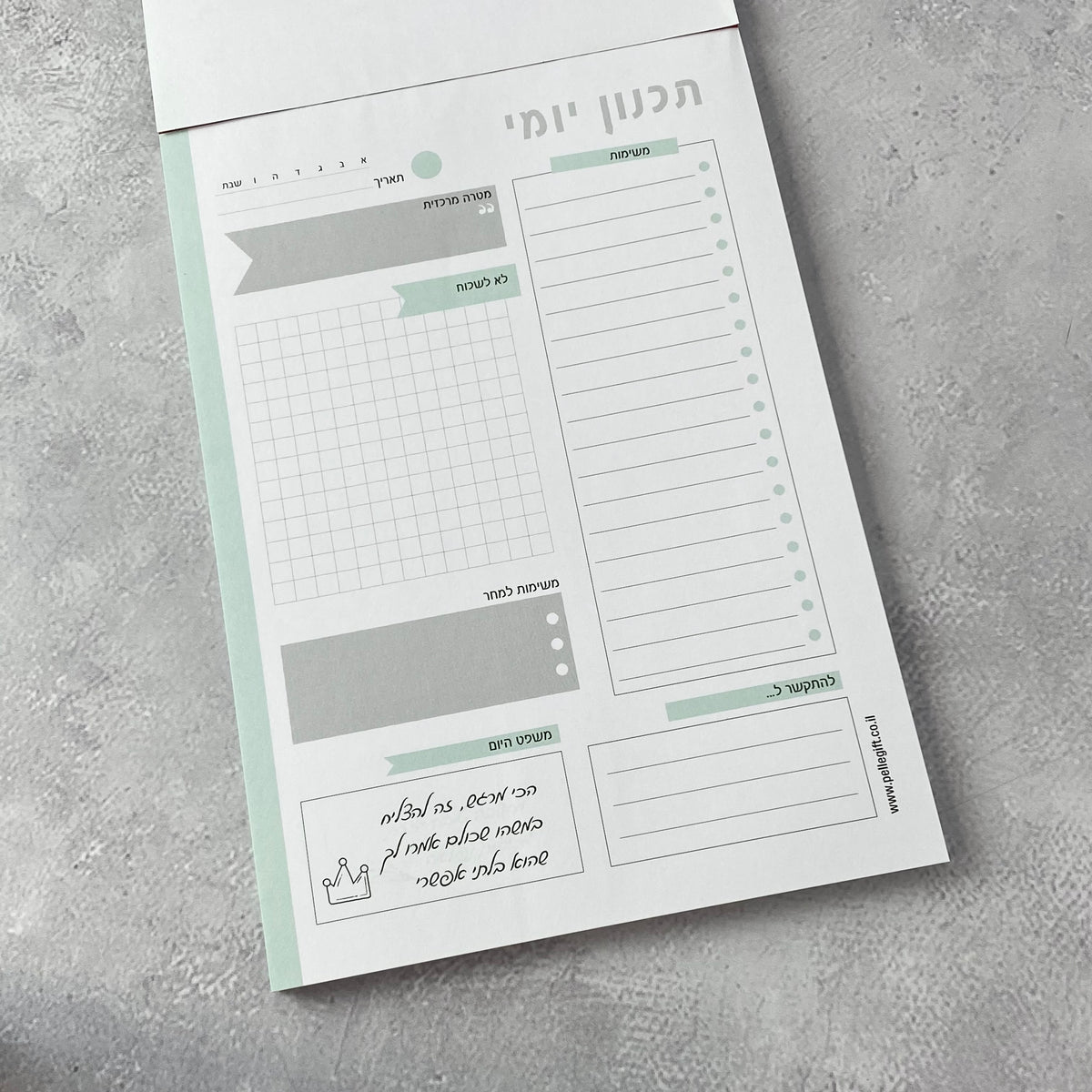 בלוק לוח תכנון עבודה יומי לאישה ולגבר אפור פיסטוק