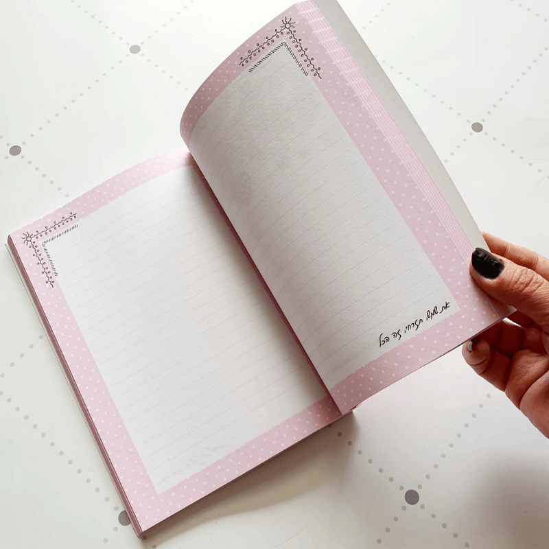 סט מחברת מעוצבת ומגנט קטן דגם תהיי את
עיצוב ורוד עם כיתוב שחור ציור של מטוס לבן ולב 
פנים המחברת