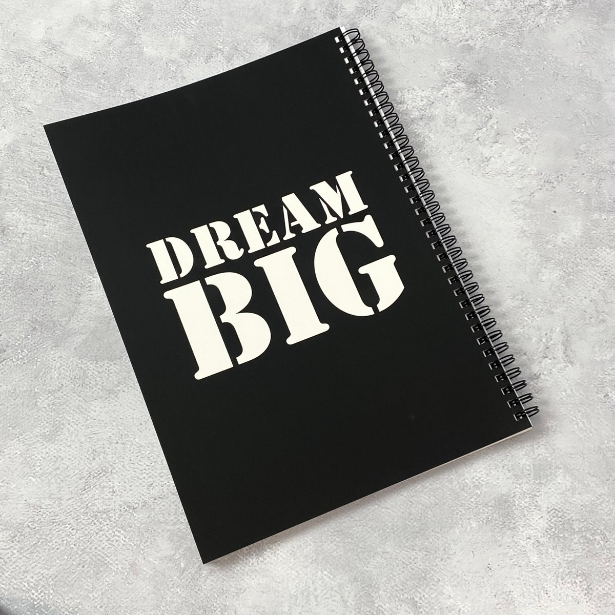 DREAM BIG מחברת ספירלה גדולה בצבע שחור - לאישה ולגבר