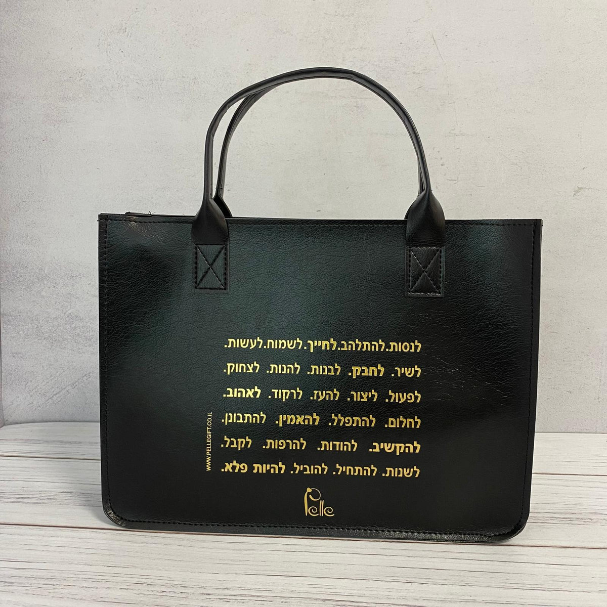תיק צד שחור לנשים עם הכיתוב: שמש פשוט תזרחי - תצוגה נוספת 2
