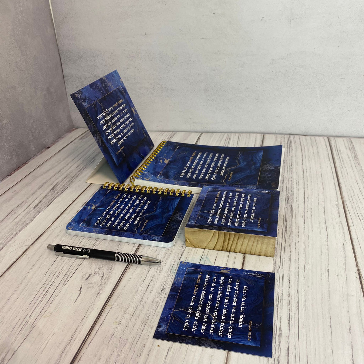 מארז מזמור לתודה לגבר ולאישה - בלוק עץ + סטנד + מחברת ספירלה + מגנט קטן + עט שחור + מחברת כיס