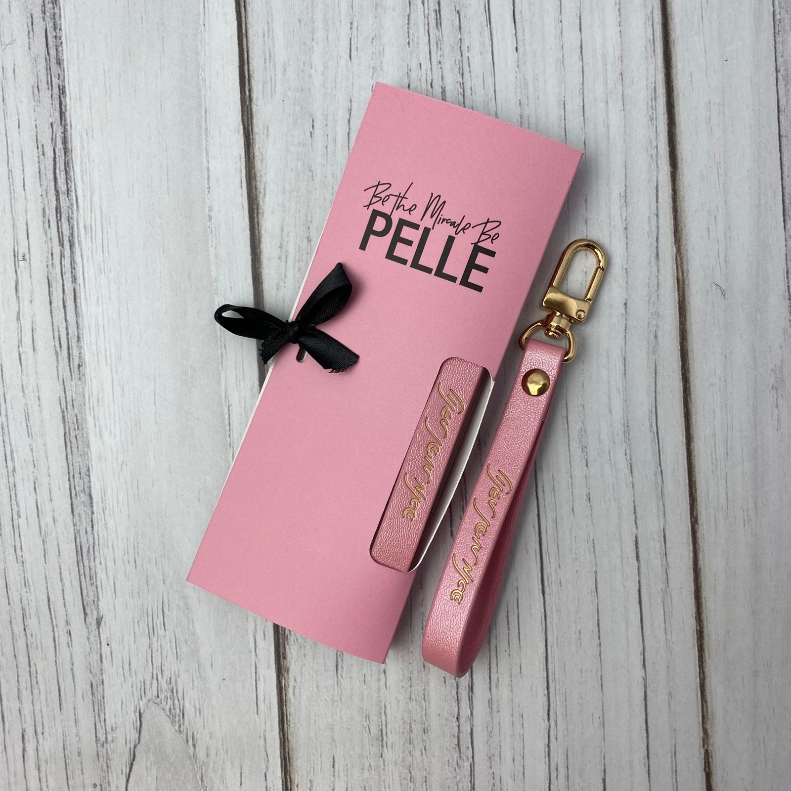 מחזיק מפתחות ורוד לנשים | נולדת להיות מלכה