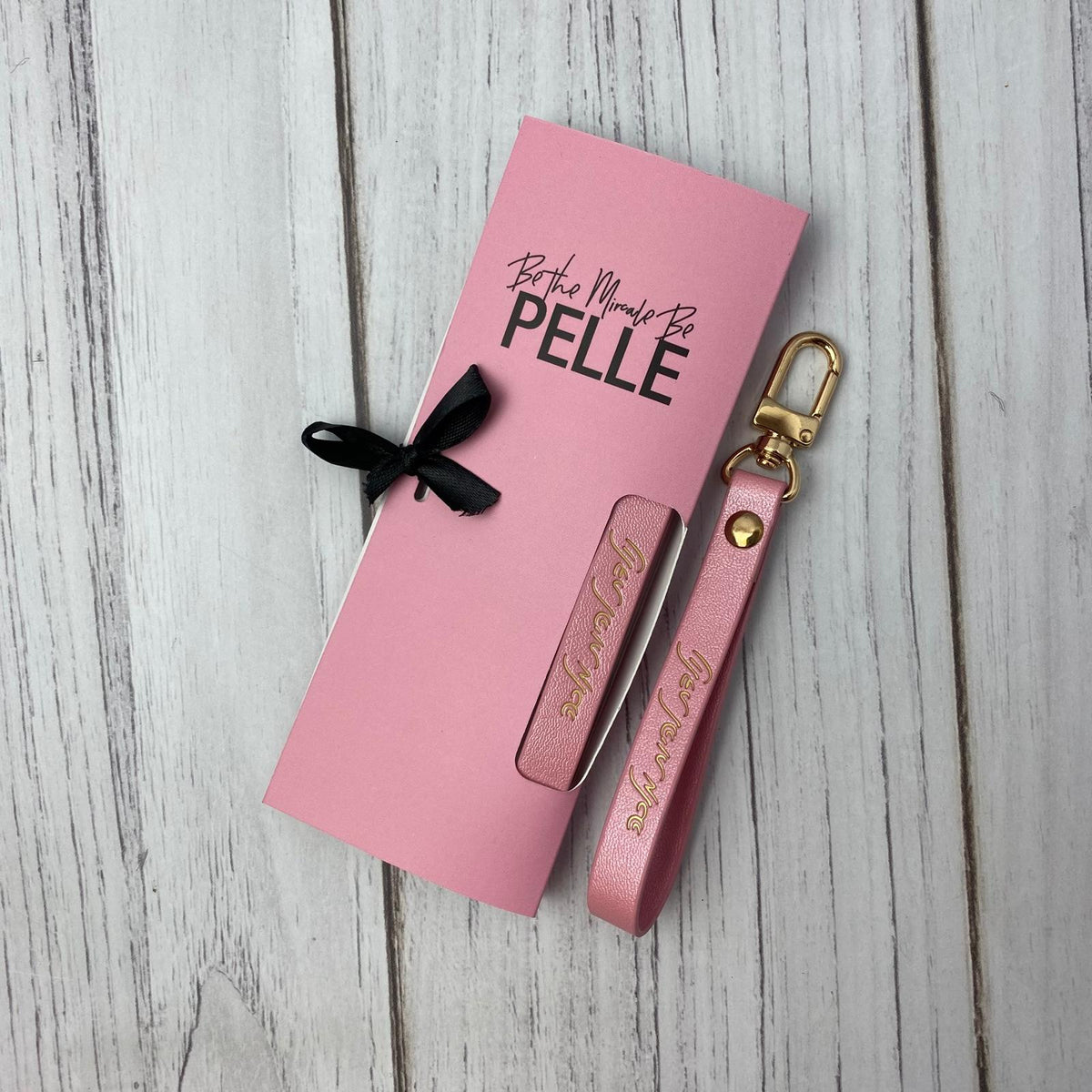 מחזיק מפתחות ורוד לנשים | נולדת להיות מלכה