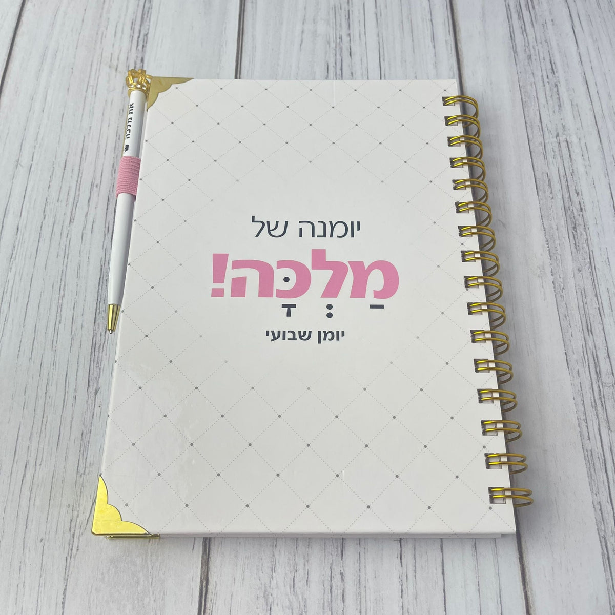 מחזיק עט בצבע ורוד לנשים עם הכיתוב: את מלכה - תצוגה נוספת 3