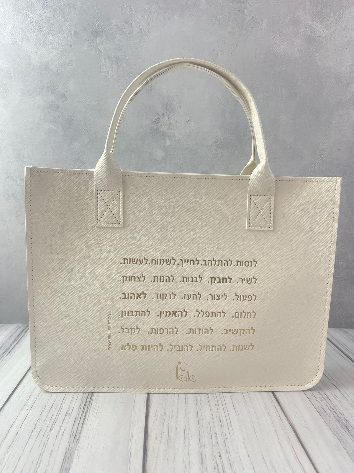 תיק צד לבן לנשים עם הכיתוב: הכל אפשרי - תצוגה נוספת 2
