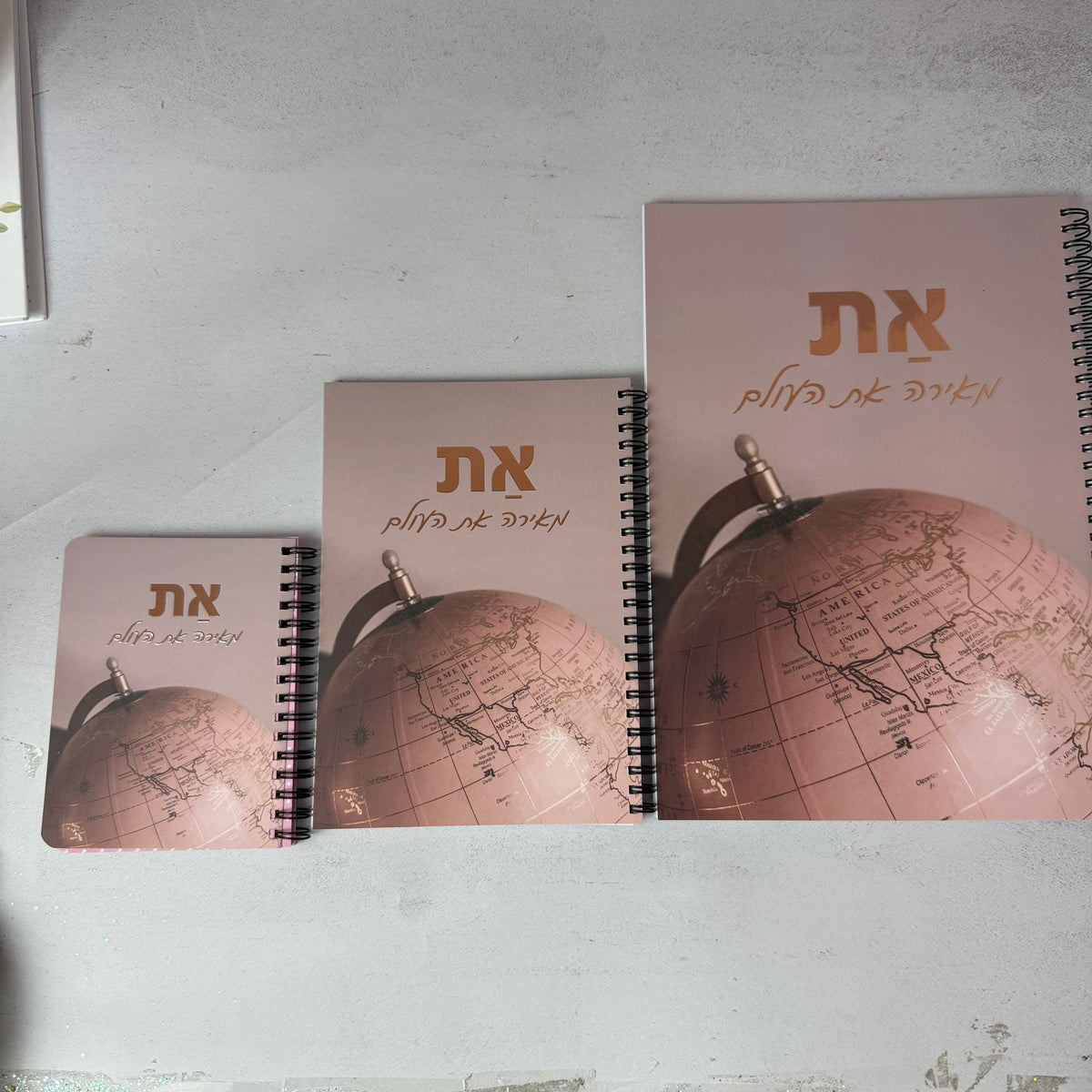 מחברת כיס ספירלה בעיצוב צבעוני עם הכיתוב: את מאירה את העולם - תצוגה נוספת 3