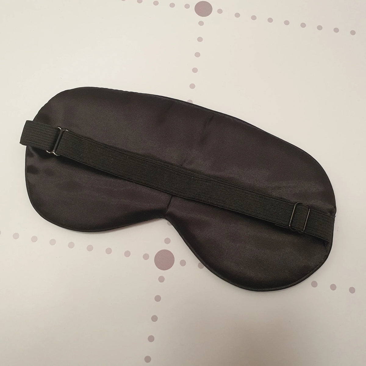 מארז משחררת את כל מה שלא בשליטה שלי: מסיכת עיניים את מלכה ומחברת מעוצבת דגם שחררי