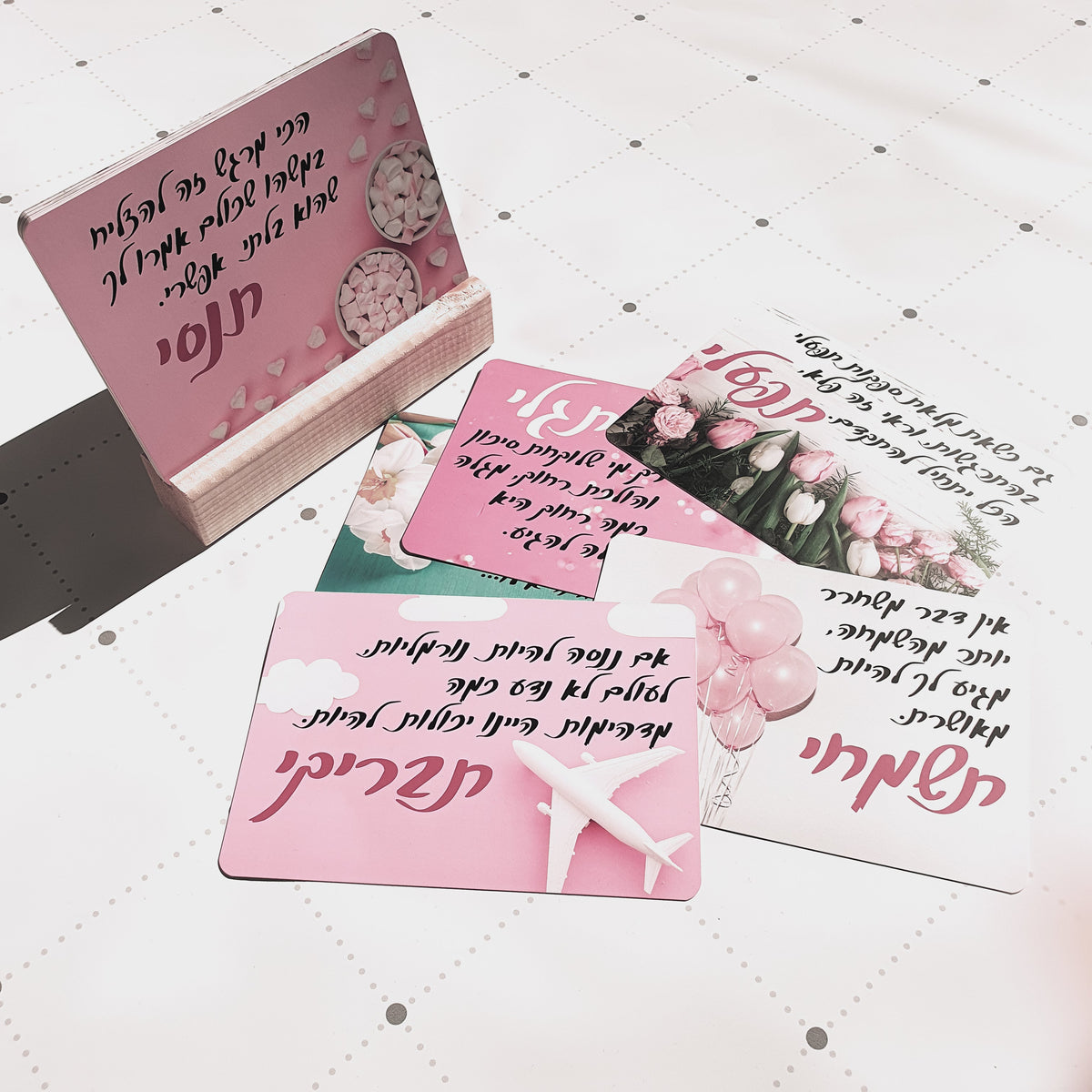 סט גלויות מעצימות לנשים | על סטנד עץ