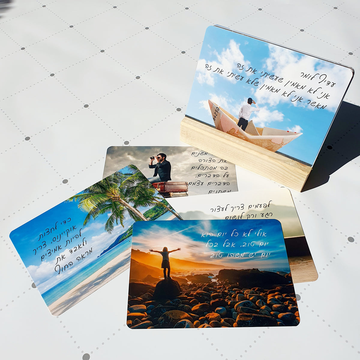 מארז גלויות מעצימות לגבר ולאישה משפטים על סטנד עץ