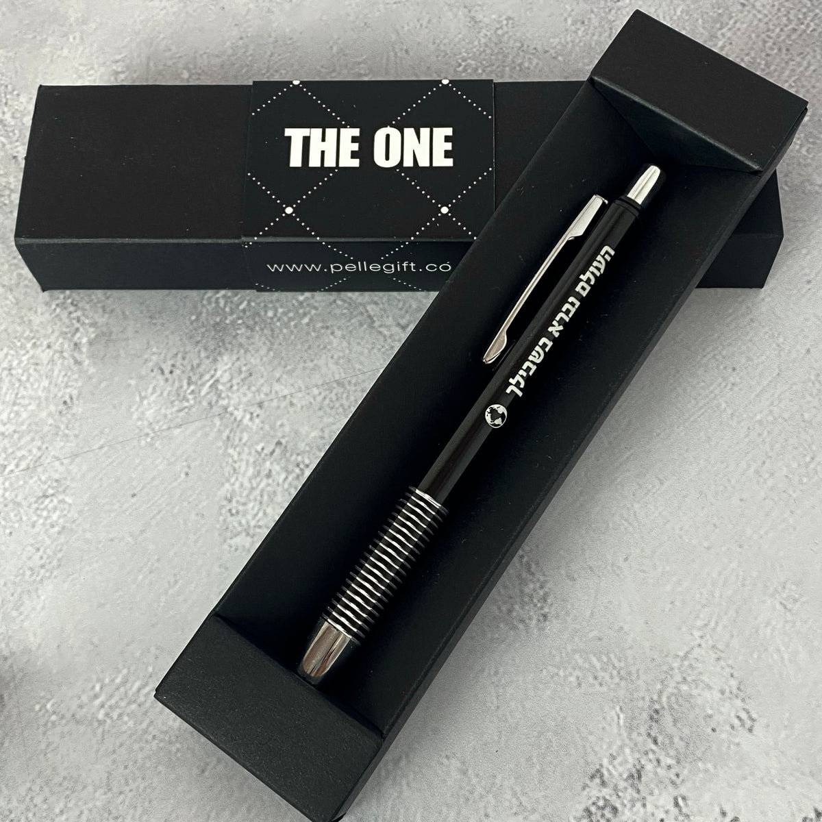 עט | העולם נברא בשבילך שחור