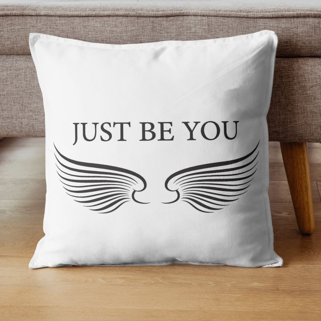 כרית מעוצבת לגבר ולאישה עם הכיתוב: JUST BE YOU