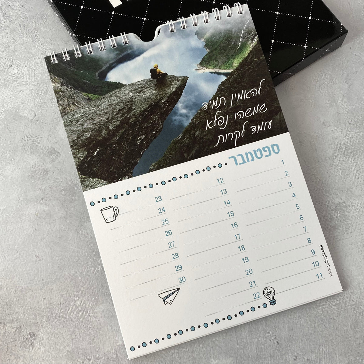 לוח עד,  לוח שנה עם מתלה לקיר לגבר ולאישה