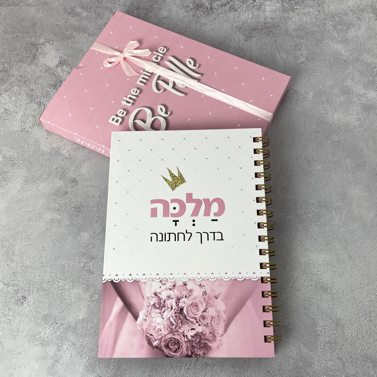 פלאנר כלה - פלנר כלה עם הכיתוב: מלכה בדרך לחתונה