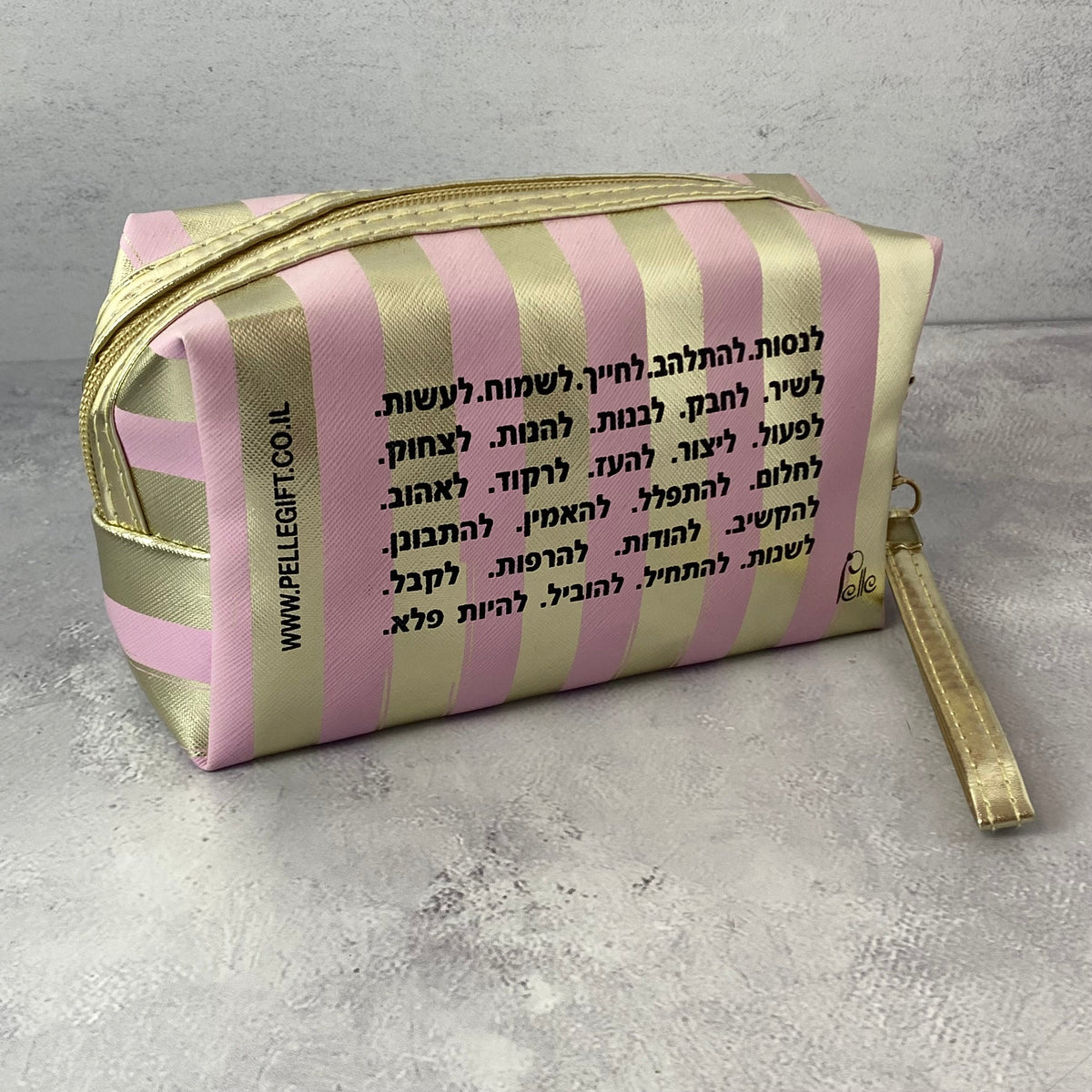 תיק איפור ורוד זהב עם הכיתוב: את מלכה - תצוגה נוספת 2