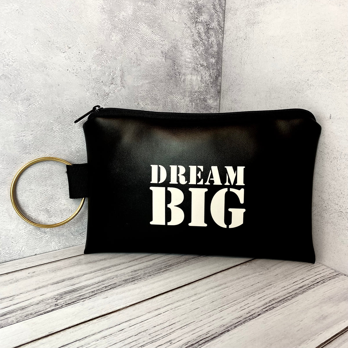 תיק קלאץ' עם הכיתוב: Dream Big