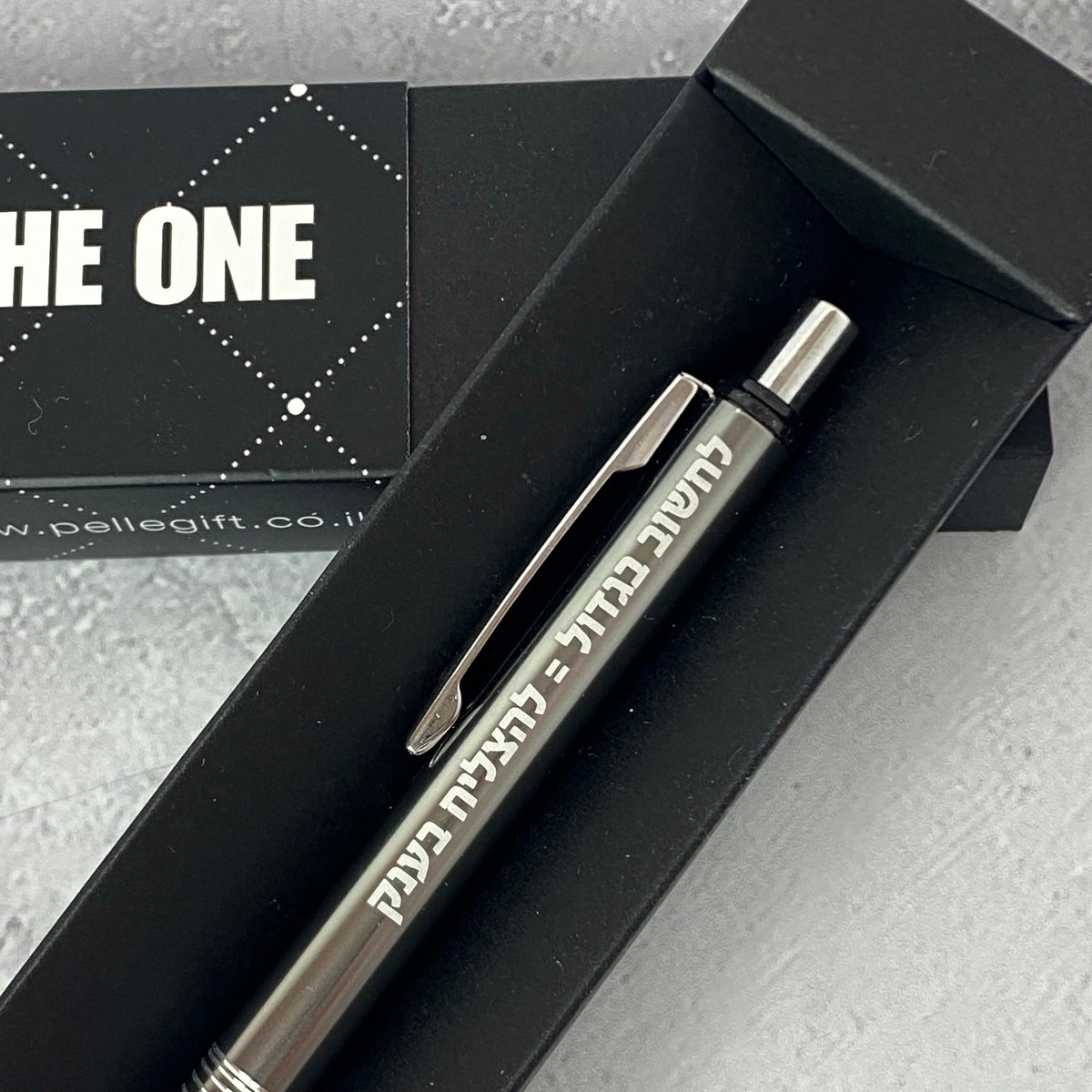 עט כסוף דגם &quot;לחשוב בגדול=להצליח בענק&quot;