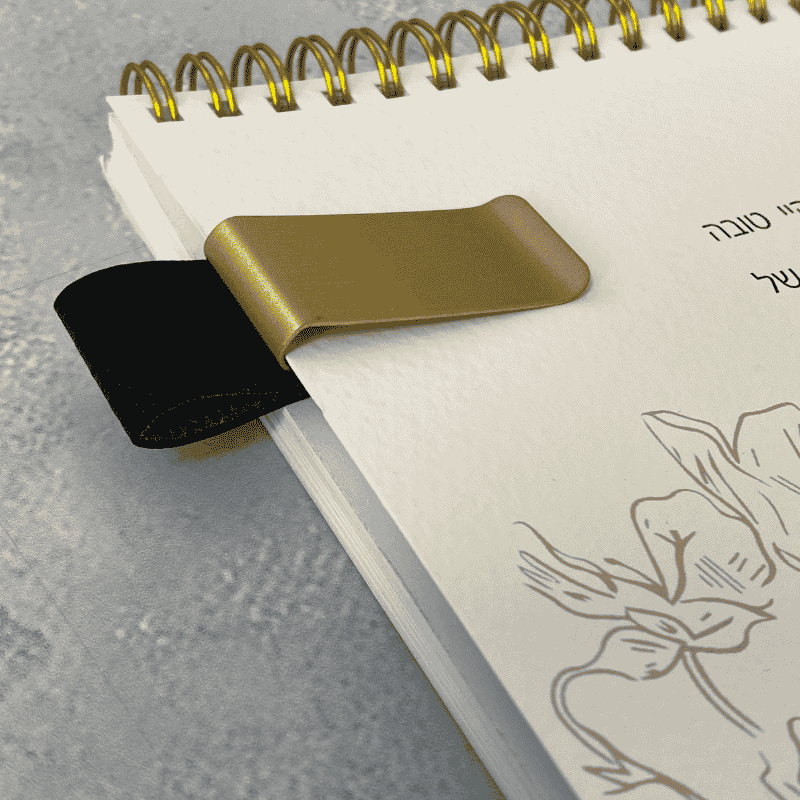 תופסן עט ייעודי למחברת או יומן מזהב עם והתוספן מדמוי עור שחור