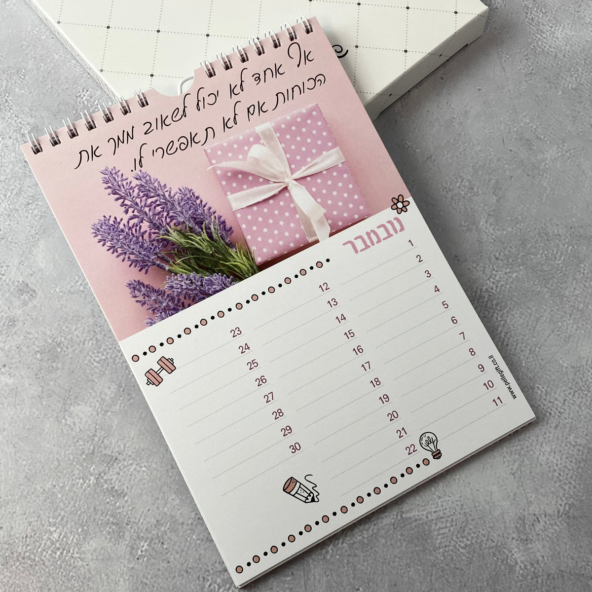 לוח עד,  לוח שנה עם מתלה לקיר לנשים