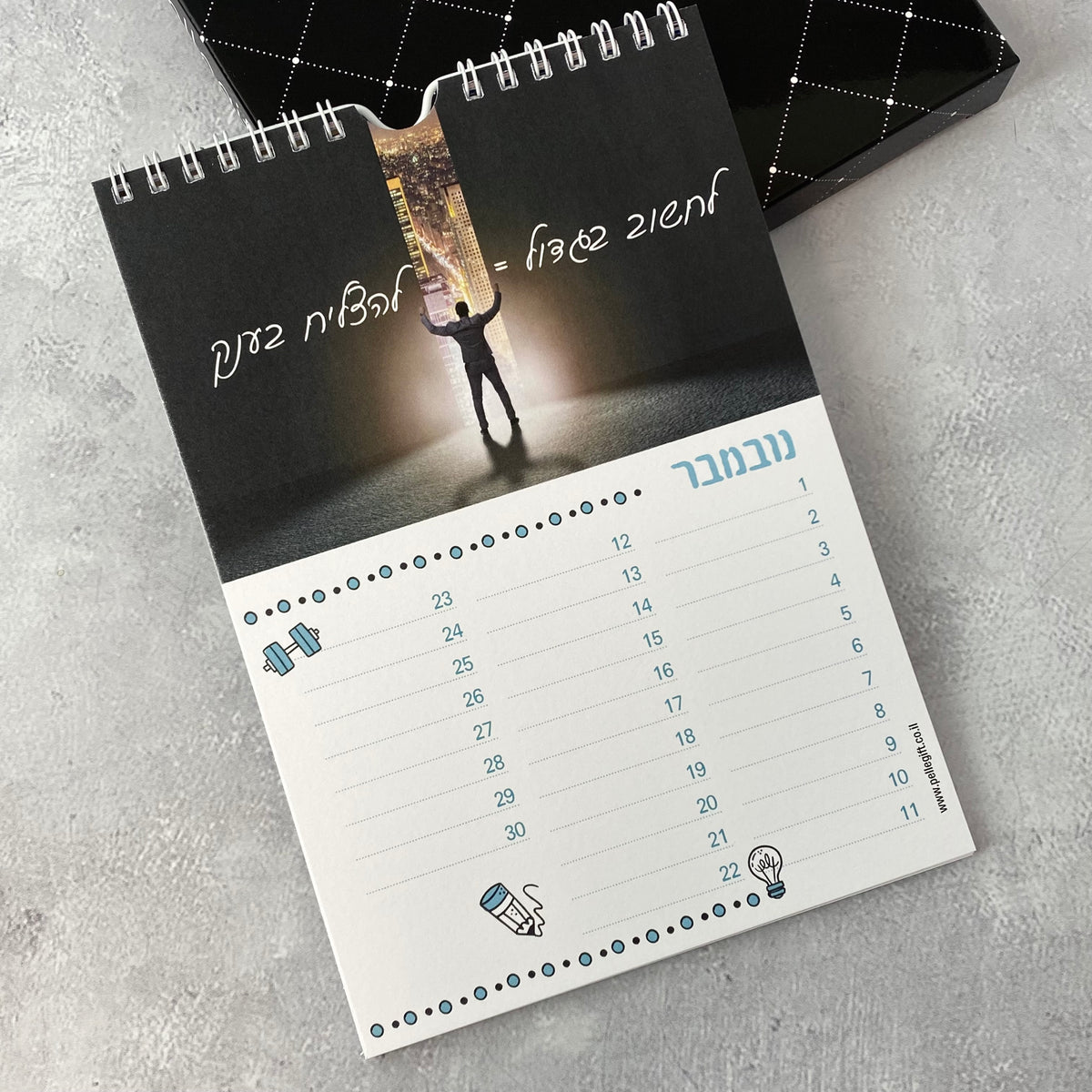 לוח עד,  לוח שנה עם מתלה לקיר לגבר ולאישה