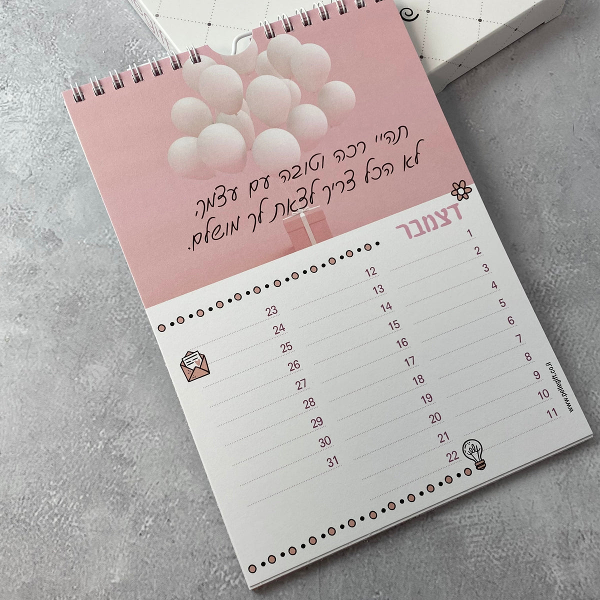 לוח עד,  לוח שנה עם מתלה לקיר לנשים