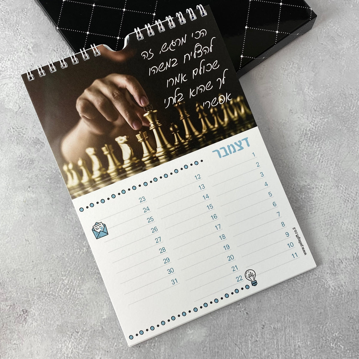 לוח עד,  לוח שנה עם מתלה לקיר לגבר ולאישה