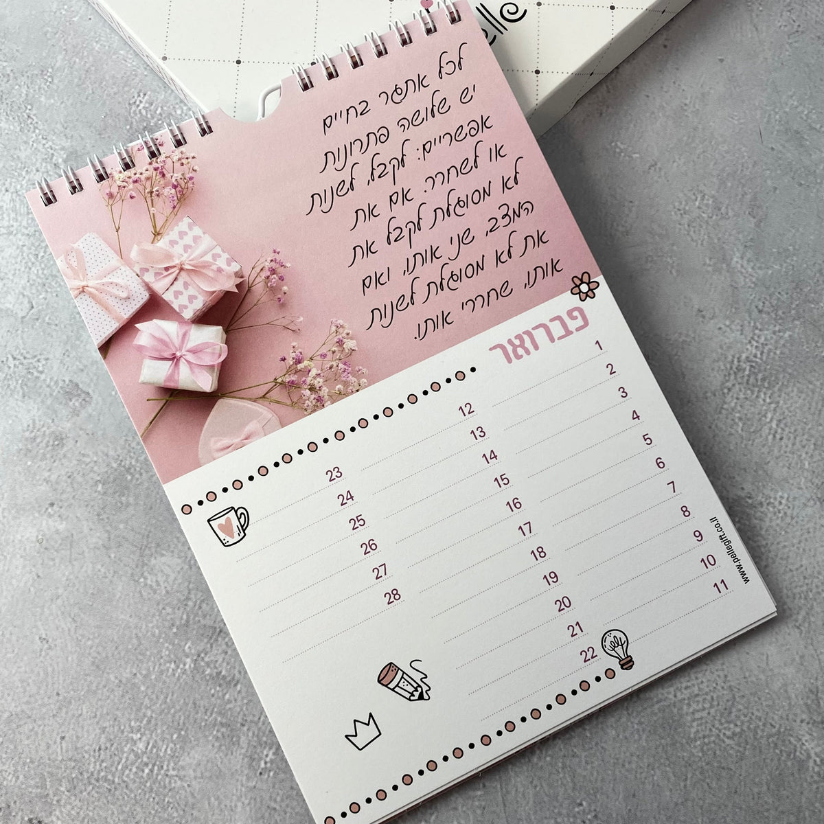 לוח עד,  לוח שנה עם מתלה לקיר לנשים