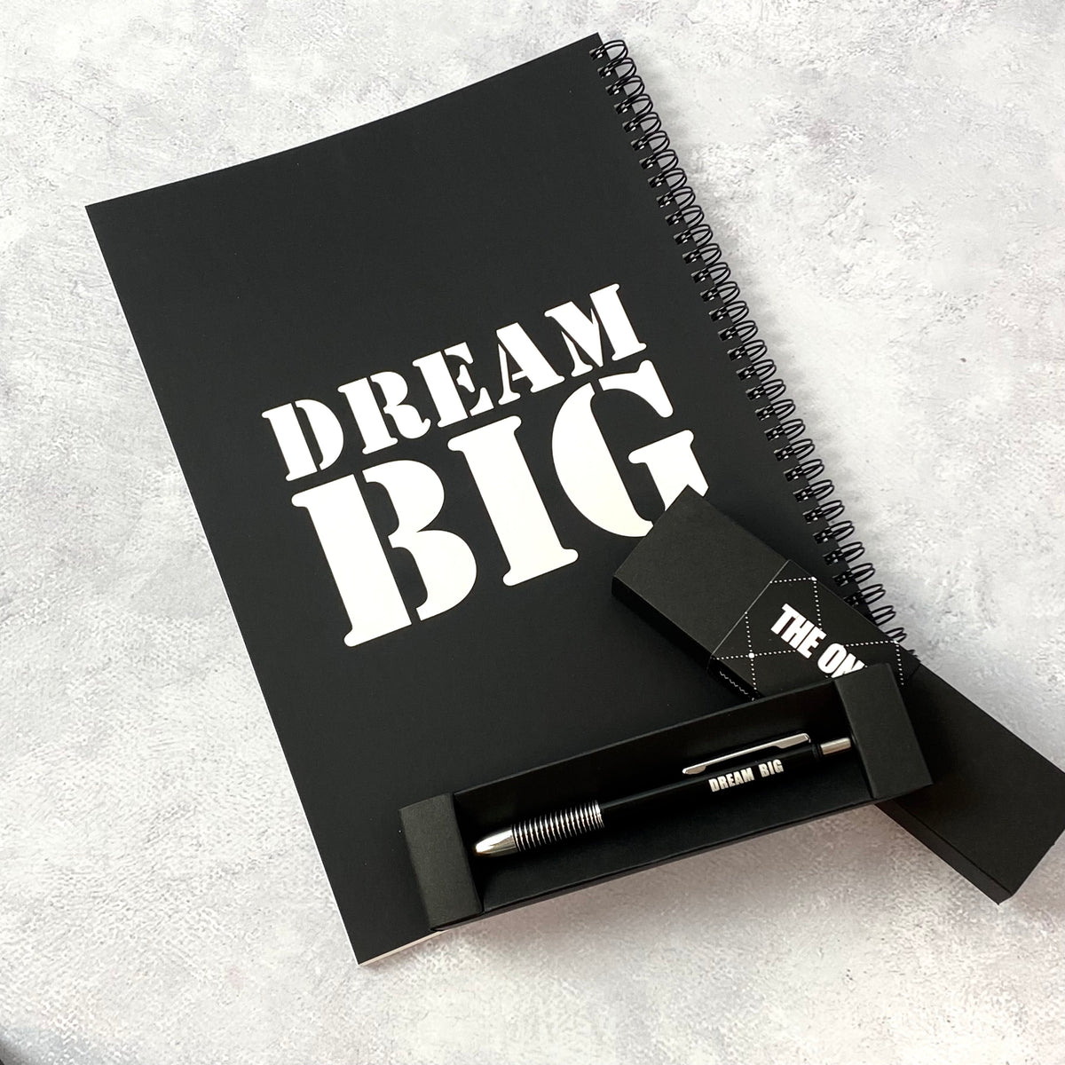 מארז לגבר ולאישה DREAM BIG מחברת גדולה ועט בצבע שחור