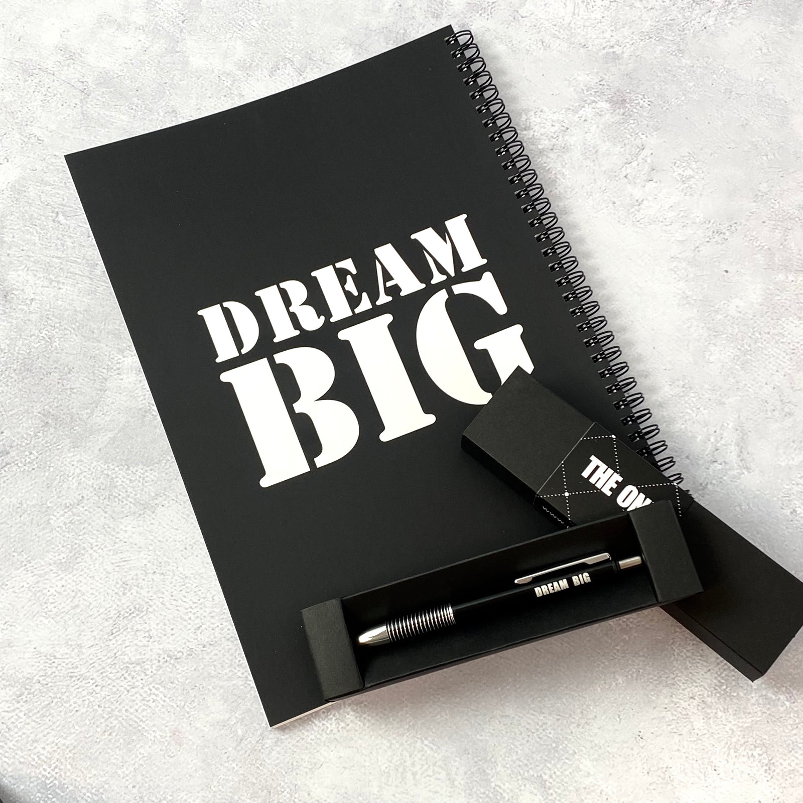 מארז לגבר ולאישה DREAM BIG מחברת גדולה ועט