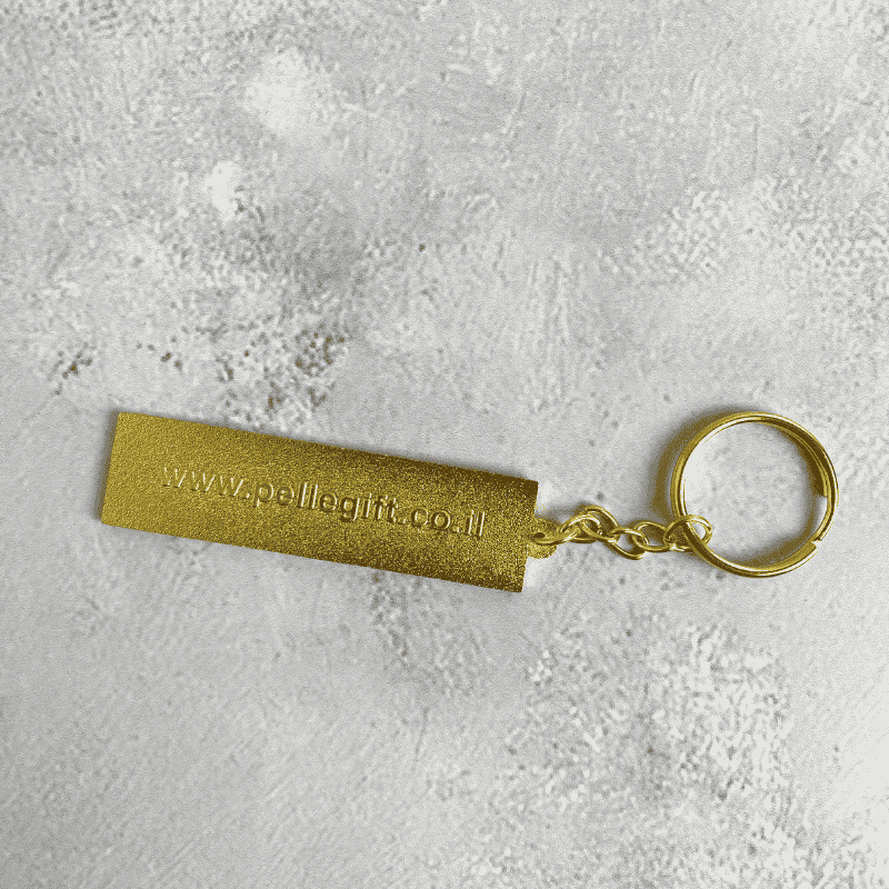 מחזיק מפתחות דגם בוחרת להיות מאושרת כיתוב בשחור המחזיק מוזהב ורקע המחזיק בגווני ורוד בפסים
צד אחורי