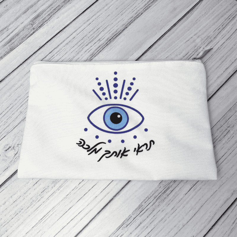 תיקי קנבס דגם תראי אותך מלכה כיתוב בצבע שחור תיק בצבע לבן ועליו ציור של עין כחולה
דגם תיק הקטן 