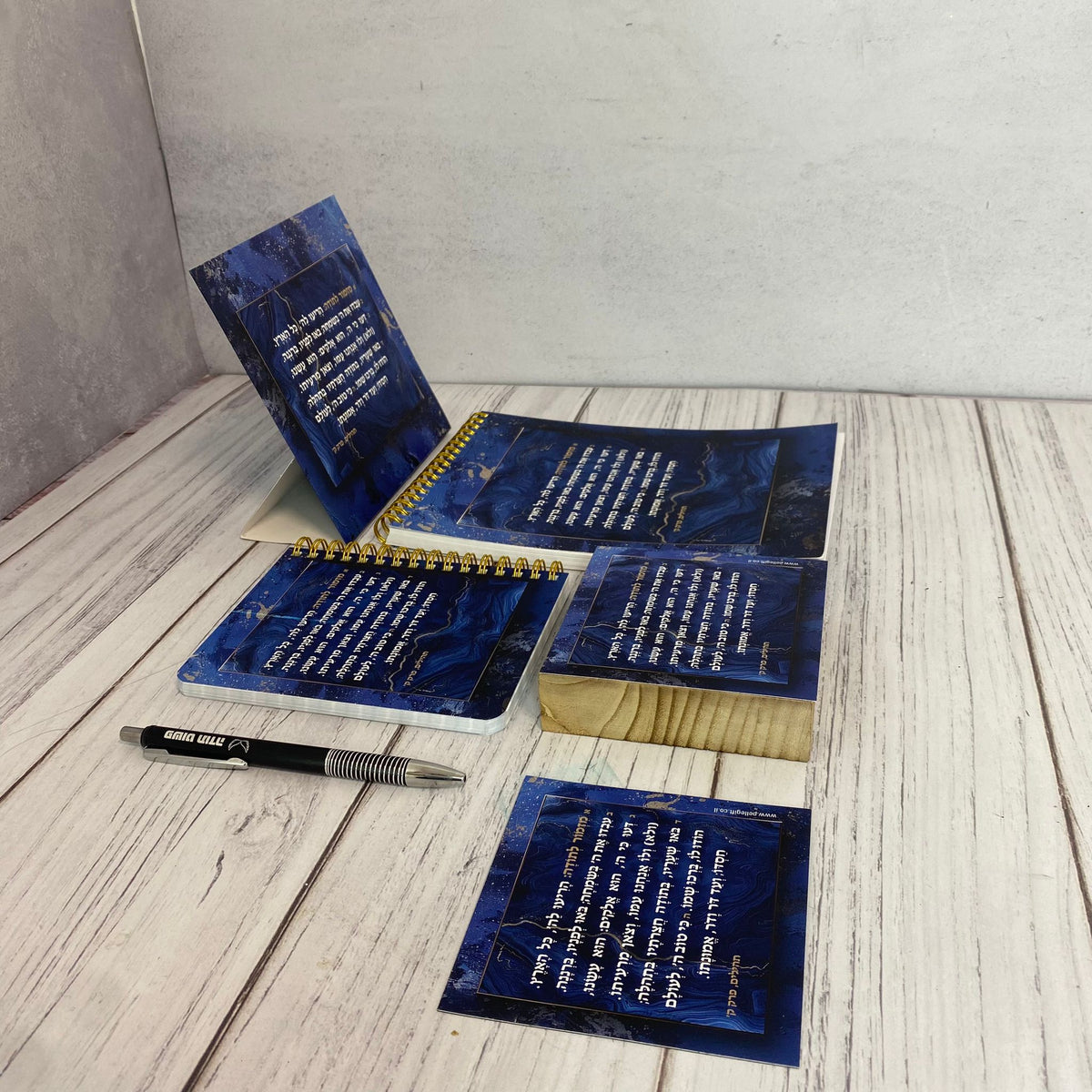 מארז מזמור לתודה לגבר ולאישה -  בלוק עץ + סטנד + מחברת ספירלה  + מגנט קטן + עט שחור + מחברת כיס