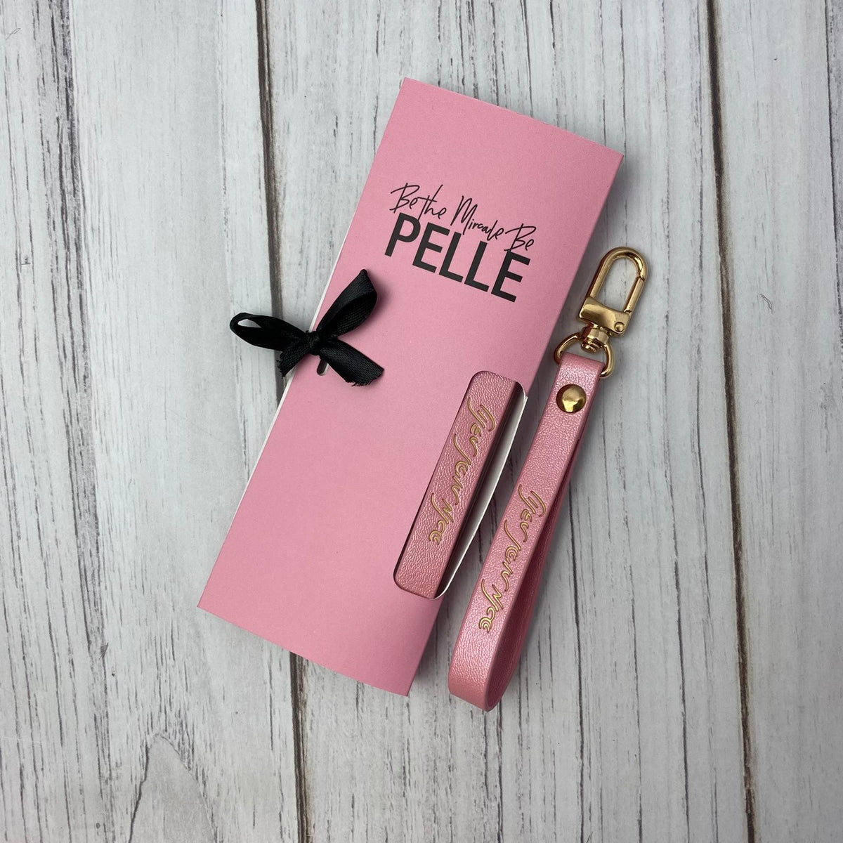 מחזיק מפתחות ורוד לנשים | נולדת להיות מלכה