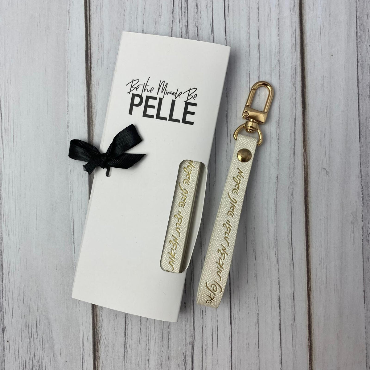 מחזיק מפתחות לבן לנשים | מחשבה טובה יוצרת מציאות נפלאה