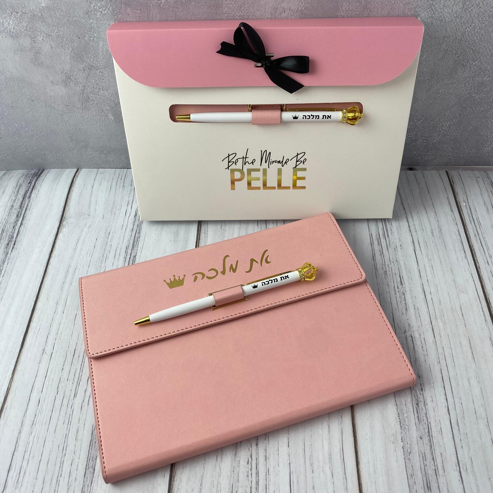 יומן צמיחה והעצמה מעוצב דמוי עור בצבע ורוד | את מלכה