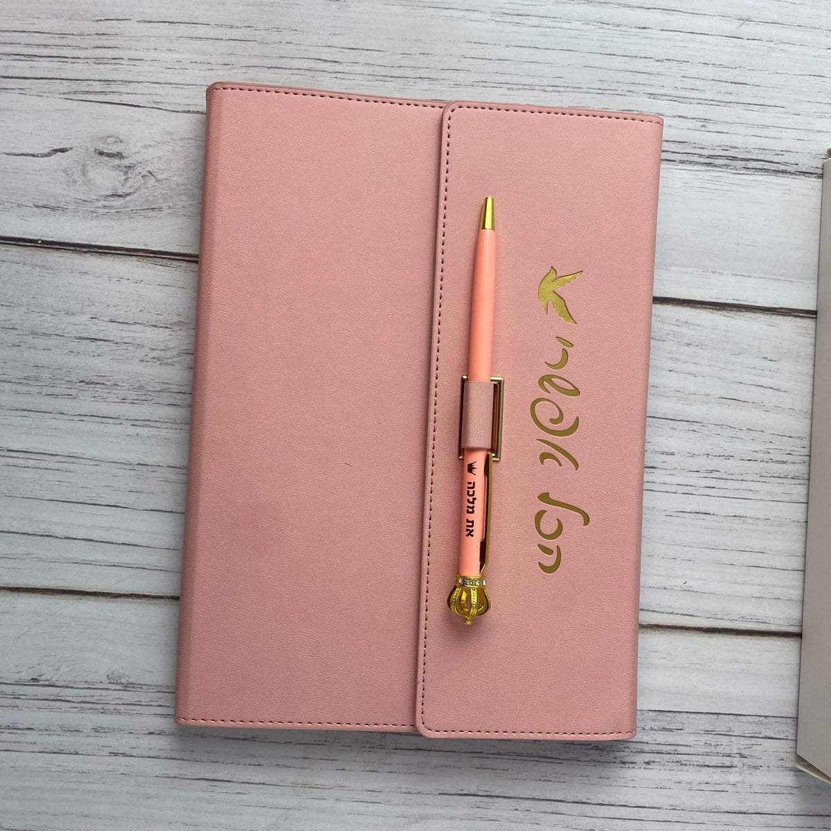 יומן צמיחה והעצמה מעוצב דמוי עור בצבע ורוד | הכל אפשרי