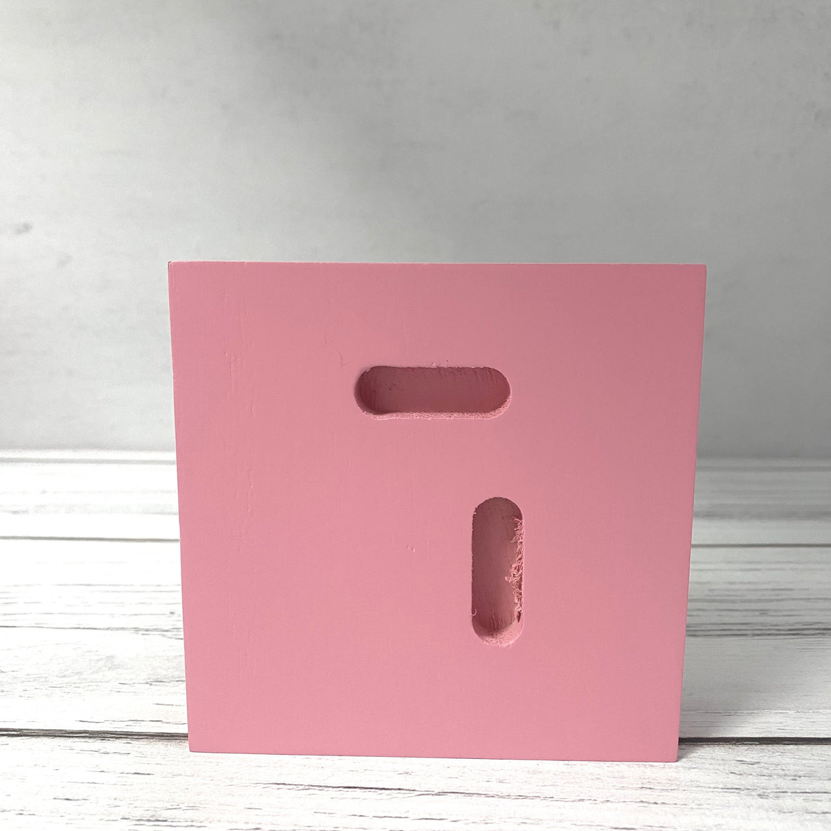 בלוק עץ אגוז ריבוע קטן עם הכיתוב: נולדת להיות מלכה ורוד - תצוגה נוספת 2