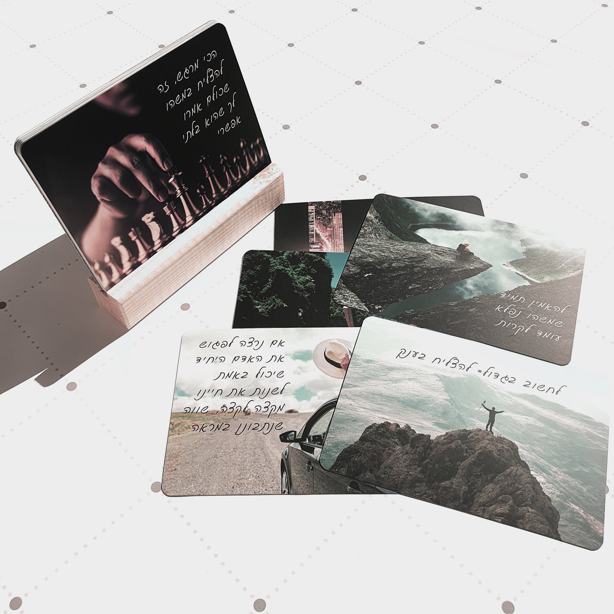 מארז גלויות מעצימות לגבר ולאישה משפטים על סטנד עץ